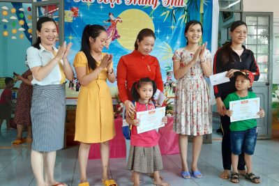 Trường mẫu giáo Hoa Ngọc Lan vui Trung thu 2020 – Tặng quà cho học sinh nghèo, cận nghèo